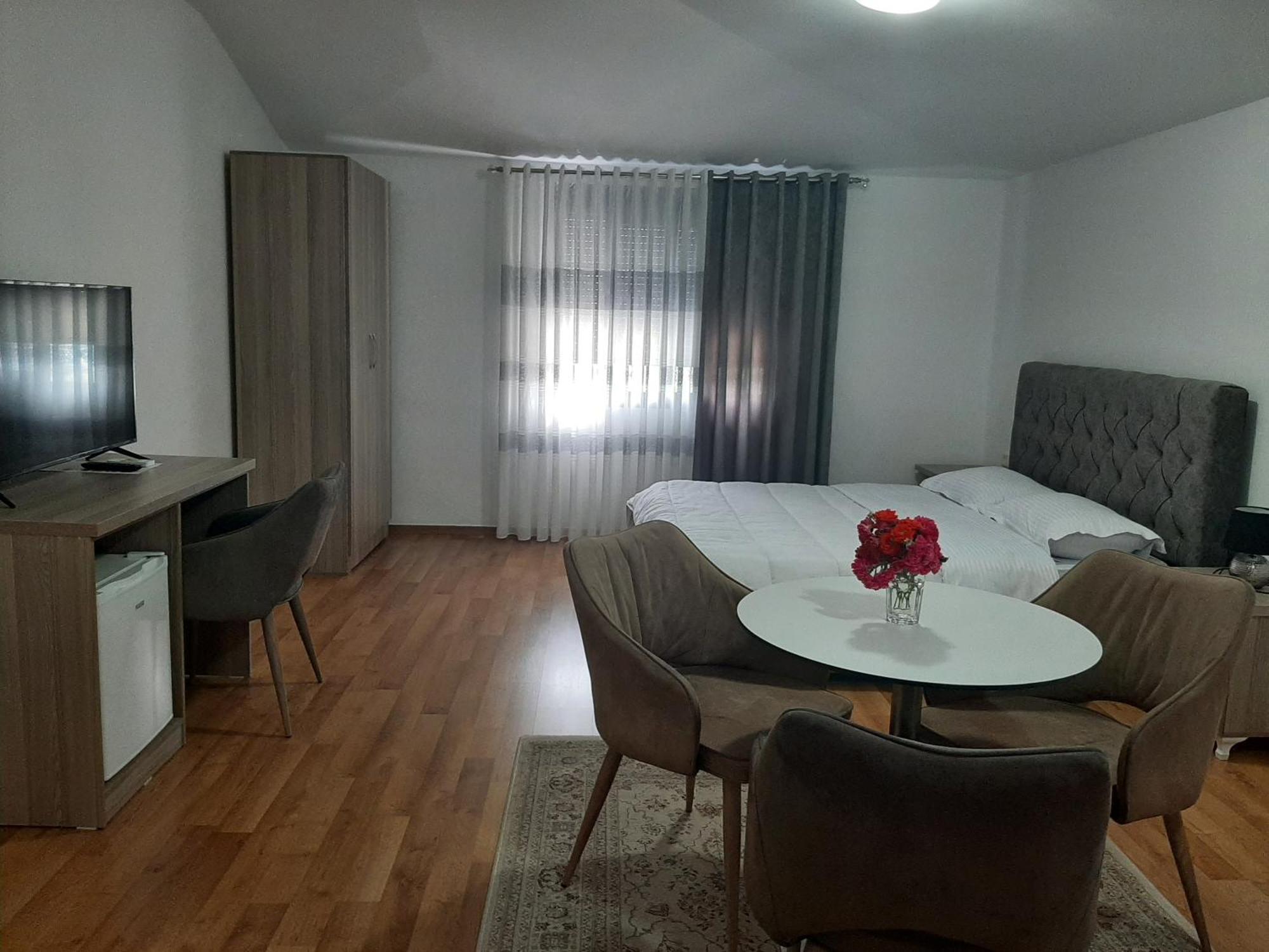 Hotel Vila Arbri Berat Habitación foto